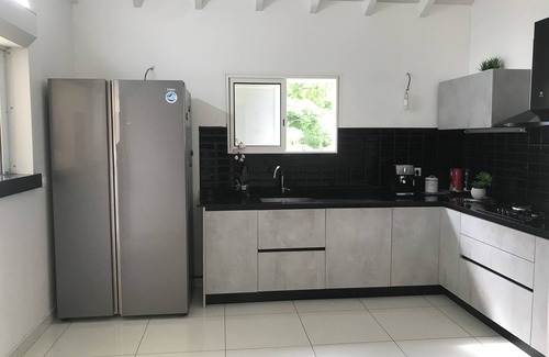 Les Abymes Villa | Haut de Villa Spacieux et Moderne