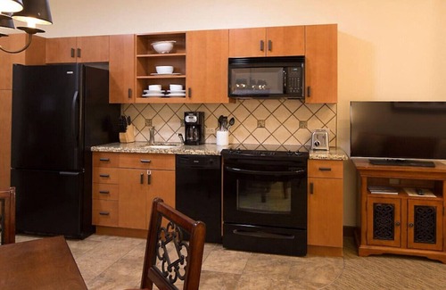Cibola Vista Apartment | Have the family enjoy a 3 story waterslide in a resort setting in this 2BD condo