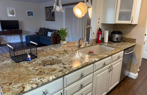 Huntington Beach House | Hawaiian Beach Room at Kone2HBPad with 2 qn bed, WEEKLY & MONTHLY DISCOUNT