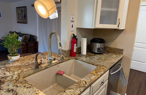Huntington Beach House | Hawaiian Beach Room at Kone2HBPad with 2 qn bed, WEEKLY & MONTHLY DISCOUNT