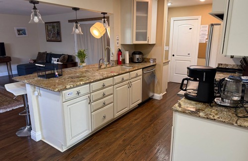 Huntington Beach House | Hawaiian Beach Room at Kone2HBPad with 2 qn bed, WEEKLY & MONTHLY DISCOUNT