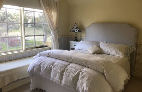 Mount Rankin House | Hawk's Nest Bed & Breakfast : Elaine offers 3 Queensize bedrooms/ensuite .