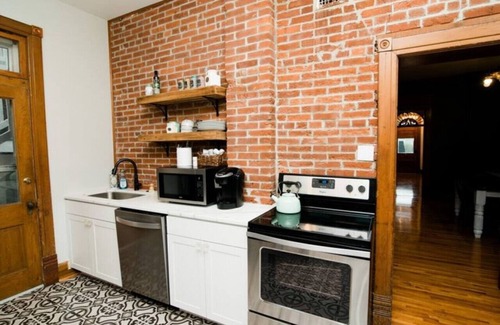 Jefferson City House | Hawkin's House Upper Suite Downtown Jefferson City