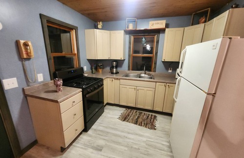 Paris Cabin | Hawkins Hideout Luxury Cabin, Wi-Fi, Hot Tub!