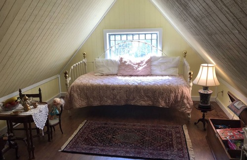 White Mills House | Hawley/Lake Wallenpaupack Area Beautiful Victorian With Hot Tub!