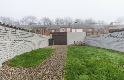 Ashington House | Hawthorn House-Sleeps 4-Pet friendly-Parking