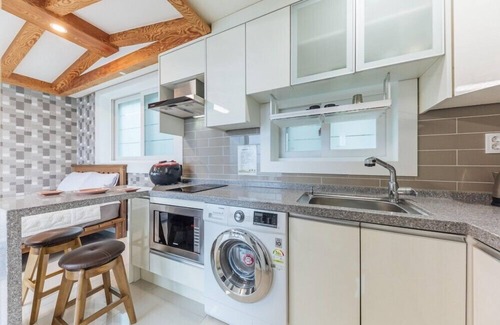 Yeongdeok Apartment | Hayanjip (Blue Road Town Pension