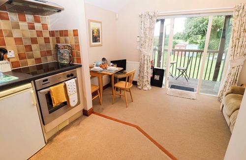 Ipswich Cottage | HAYLOFT, pet friendly, with a garden in Ipswich
