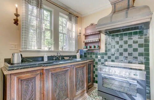 Greater Belhaven Apartment | “Hazel”-Beautiful 1937 vintage Belhaven Apt.!