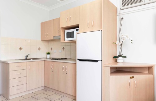 Glenelg Apartment | Hazel's Hideout: 1 BDRM Glenelg