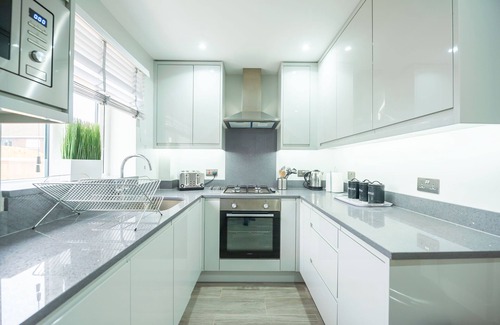 Reading House | Headley House - Holiday Home with Garden & Parking