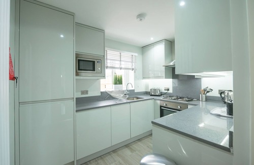 Reading House | Headley House - Holiday Home with Garden & Parking