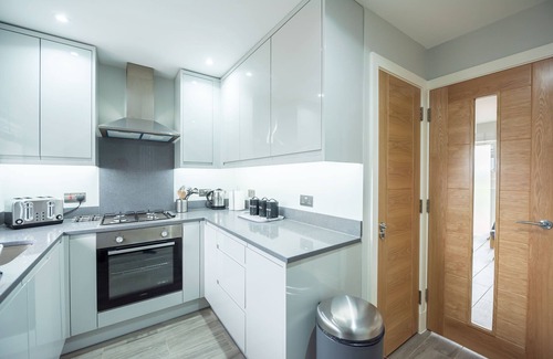 Reading House | Headley House - Holiday Home with Garden & Parking