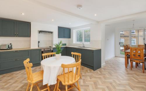 Cowes House | Heart of Cowes - 10 Guests, 200m to Town, Sea View