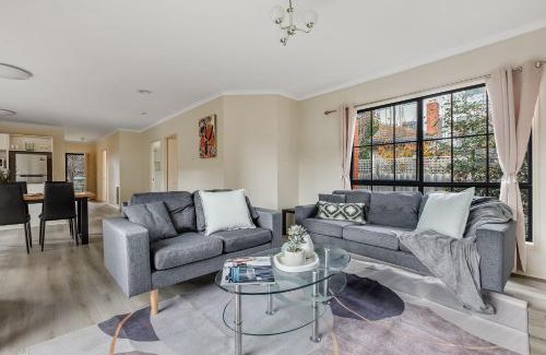 McKinnon House | Heart of McKinnon Units by Ready Set Host