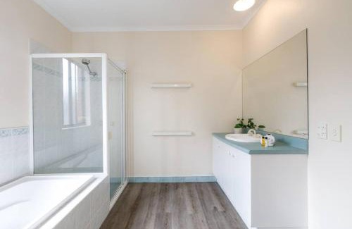McKinnon House | Heart of McKinnon Units by Ready Set Host