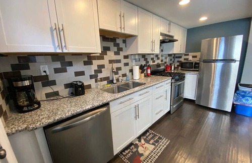 Squirrel Hill House | Heart of Oakland w/parking by CMU, Pitt, Hospitals