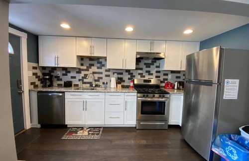 Squirrel Hill House | Heart of Oakland w/parking by CMU, Pitt, Hospitals