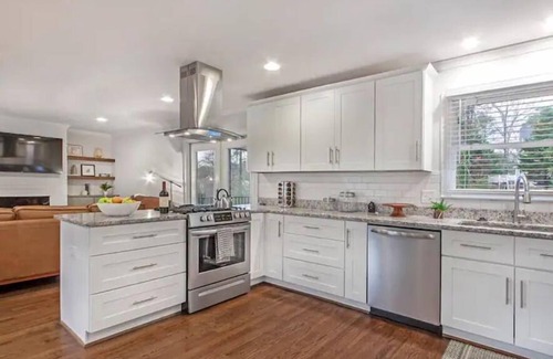 Roswell House | Heart of Roswell- Stylish Ranch Near Canton St.