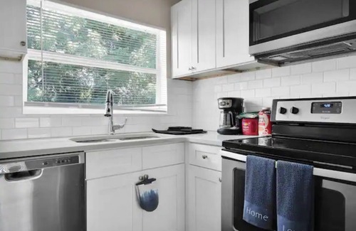 Lakeshore South House | Heart of the City Townhouse, 3 Queens, Laundry