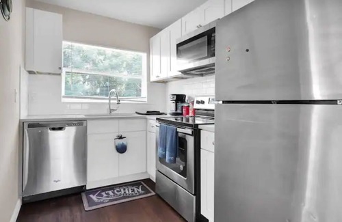 Lakeshore South House | Heart of the City Townhouse, 3 Queens, Laundry