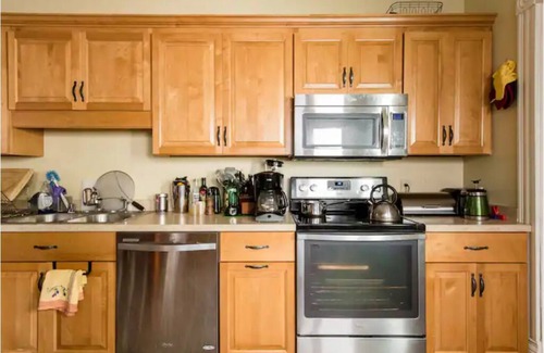 Tyler Park House | Heart of the Highlands with a Country Vibe! Large backyard.