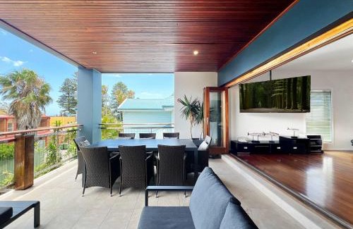 Shellharbour House | Heart of the Village - Walk to the Waters Edge