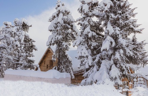 Montgenevre Ski Chalet | Heart of village 25 pers, feet of the tracks, sauna, jacuzzi, billiard, terrace