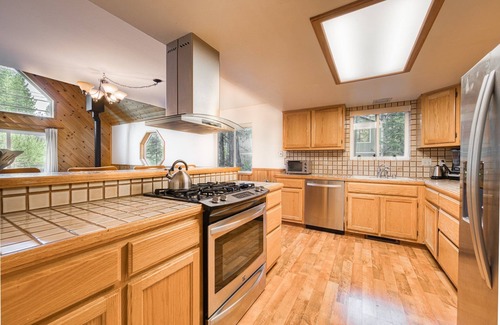 Truckee House | Hearthlight Cabin at Tahoe Donner by Tahoe Getaways - Pet-Friendly 3BR w/Guest Suite