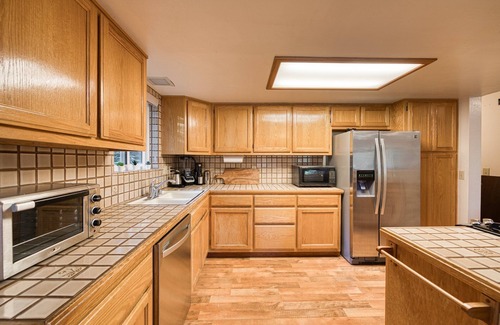 Truckee House | Hearthlight Cabin at Tahoe Donner by Tahoe Getaways - Pet-Friendly 3BR w/Guest Suite