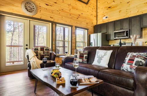 Gatlinburg - Pigeon Forge Cabin | ⭐️ Heated Indoor Swimming Pool ⭐️ Fire Pit⭐️ Arcade ⭐️ Pool Table ⭐️ Hot Tub ⭐️