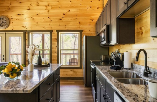 Gatlinburg - Pigeon Forge Cabin | ⭐️ Heated Indoor Swimming Pool ⭐️ Fire Pit⭐️ Arcade ⭐️ Pool Table ⭐️ Hot Tub ⭐️