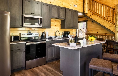 Gatlinburg - Pigeon Forge Cabin | ⭐️ Heated Indoor Swimming Pool ⭐️ Fire Pit⭐️ Arcade ⭐️ Pool Table ⭐️ Hot Tub ⭐️