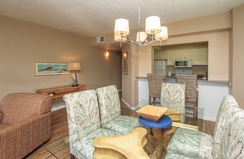 Hilton Head Island Condo | Heated Oceanfront Pool with Hot Tub! Close to Coligny!
