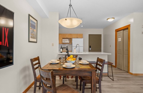 Cougar Creek Apartment | Heated outdoor Pool & Tubs 2 Bedroom & 2 Full baths 5 beds 9 Guests