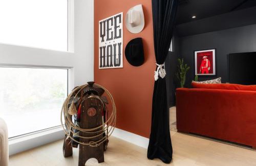 South Lamar Villa | Heated Pool, Game Room, Outdoor Movies, Mins to Downtown, Sleeps 14