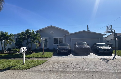 Cooper City House | Heated pool home w/movie theater & pool table.Near hardrock casino and beaches.