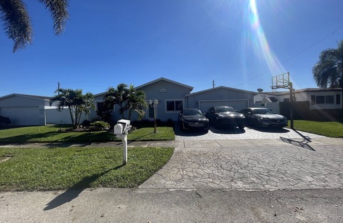Cooper City House | Heated pool home w/movie theater & pool table.Near hardrock casino and beaches.
