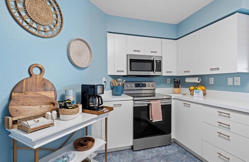Isla del Sol Condo | Heated Pool + Hot Tub + Beach Gear + Golf Course Views. 5 Min to St. Pete Beach
