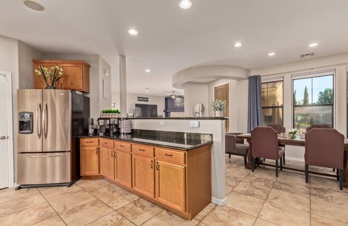 Tonka Vista House | Heated pool, jacuzzi, Fast Wifi, Pac Man, Fire Pit, BBQ, Sleeps 14!