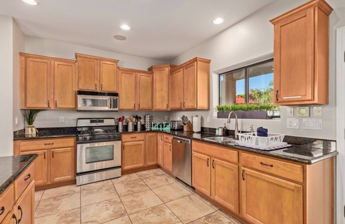 Tonka Vista House | Heated pool, jacuzzi, Fast Wifi, Pac Man, Fire Pit, BBQ, Sleeps 14!