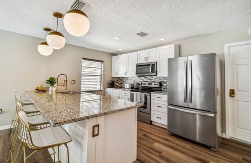 Pinecraft House | Heated Pool | Private House | Siesta Beach|