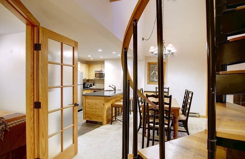 Steamboat Springs Condo | Heated Pools-HotTubs-FirePit-Grill-Gym-Walk to Mtn/Steps to Free Town Bus-3 en Suites-Garage-Updated