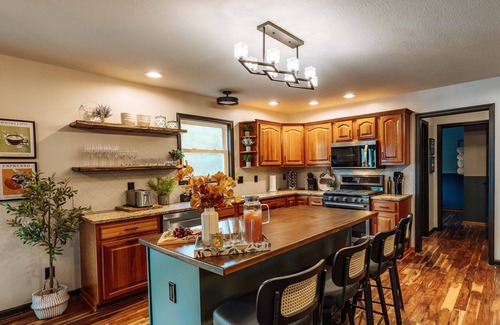 Logan House | HeatedPool-Sauna-Karaoke-SunkenFirepit-GameBarn