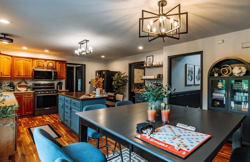 Logan House | HeatedPool-Sauna-Karaoke-SunkenFirepit-GameBarn