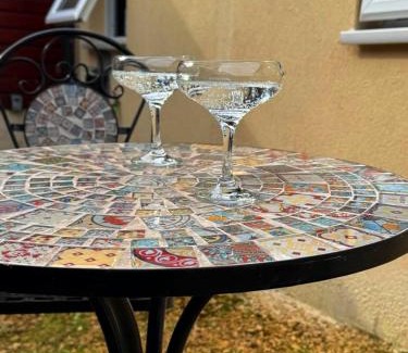 London Borough of Hounslow House | Heathrow Airport 10 mins drive l FREE SECURE PARKING l Tiny House with Courtyard