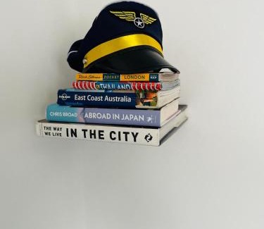 London Borough of Hounslow House | Heathrow Airport 10 mins drive l FREE SECURE PARKING l Tiny House with Courtyard