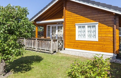 Sint-Annaland Ski Chalet | Heavenly Chalet in Sint Annaland with Terrace, Garden, BBQ