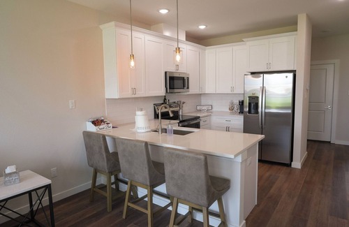 Stephenville House | “Heavenly” NEW 2025 LUXURY Townhome walking distance to Tarleton.