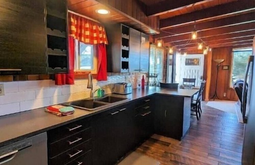Florence House | Heceta Beach Bungalow across from Heceta Beach
